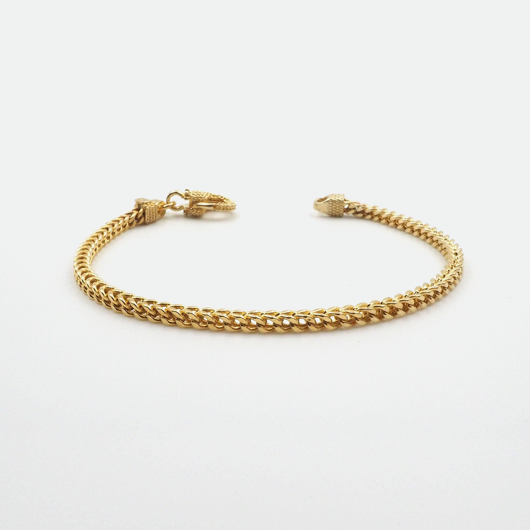 Silber Armbaender fuer Damen jetzt kaufen in unserem Onlineshop oder vor Ort in unserer Filiale in Basel